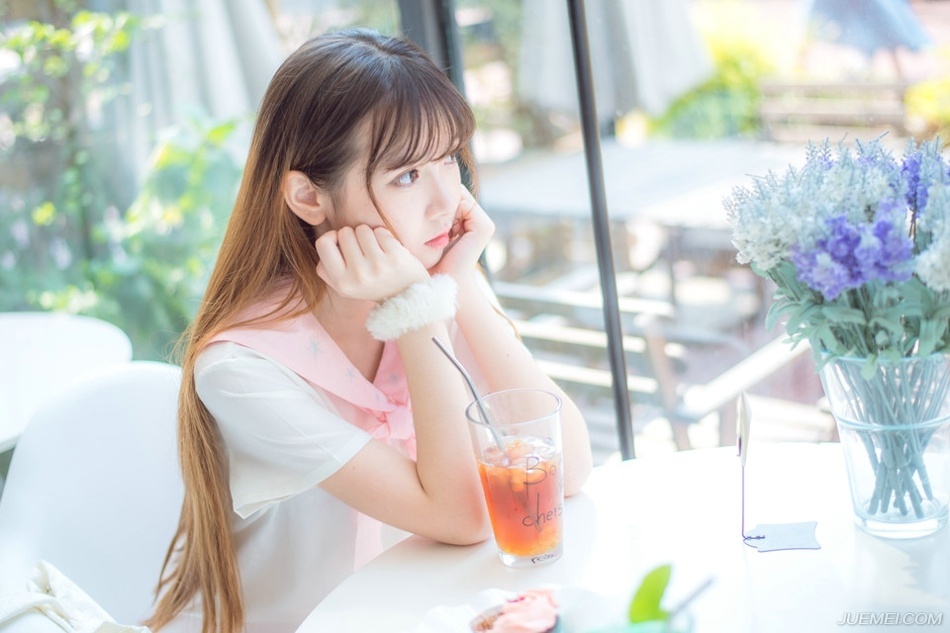 “幼常，蜀中对主公来说，太重要了，一旦输了蜀中，这天下……呵呵……”说到最后，诸葛亮悠悠的叹了口气，这种话，也只能跟马谡说说，其他人，诸葛亮不敢说，也不能说，太打击士气了。
